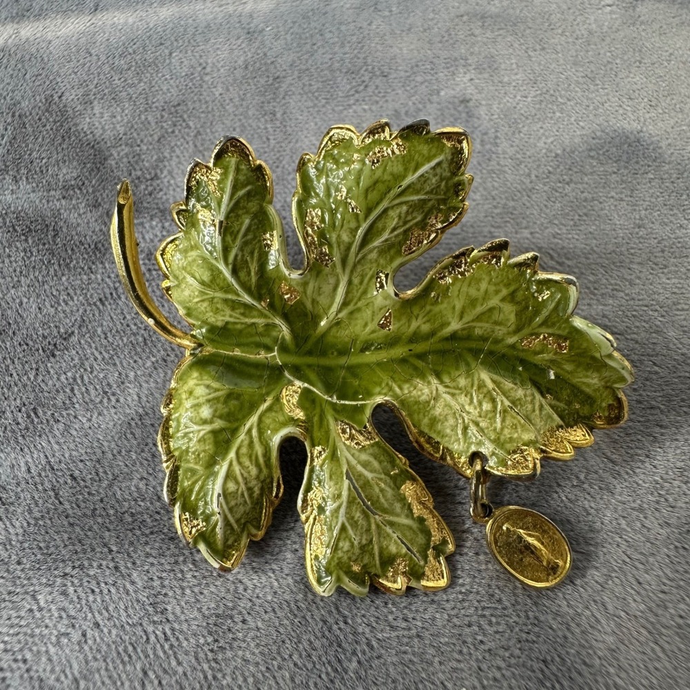 Vintage Green Enamel Leaf Brooch Gold Tone Miraculous Medal Charm Spring‎ Pin
